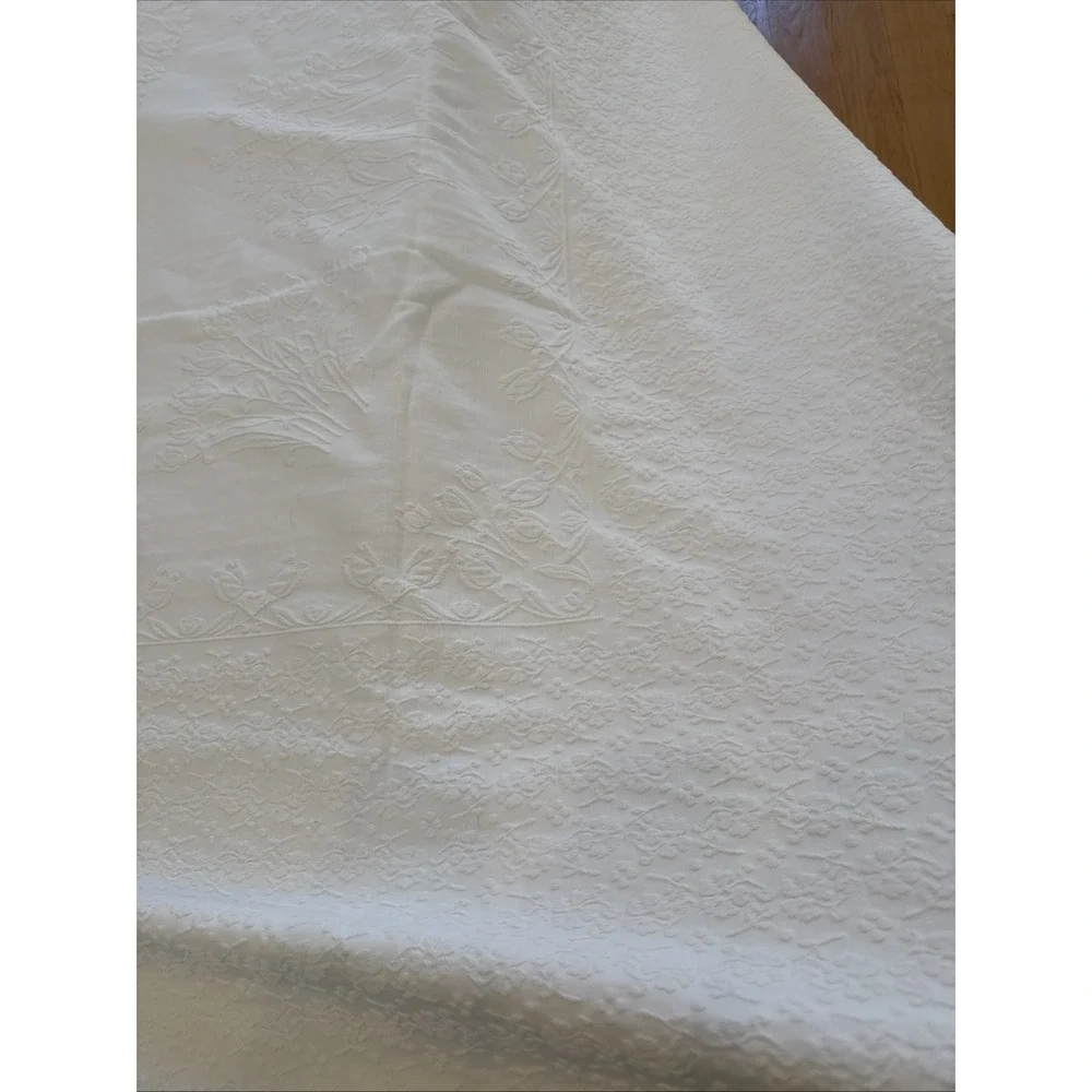 Stunning vintage Cloth tablecloth embossed With Tulips No Stains 6ft X 6ft‎
